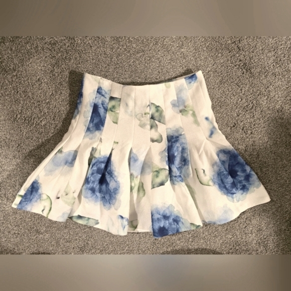 L'ATISTE Dresses & Skirts - L'ATISE by Amy Floral Pleated Mini Skirt women's size small